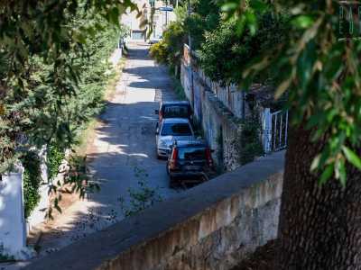 Dalla parte opposta, sulla destra di corso Garibaldi, balza agli occhi via Sardegna, con un analogo stacco della strada principale dal piano stradale